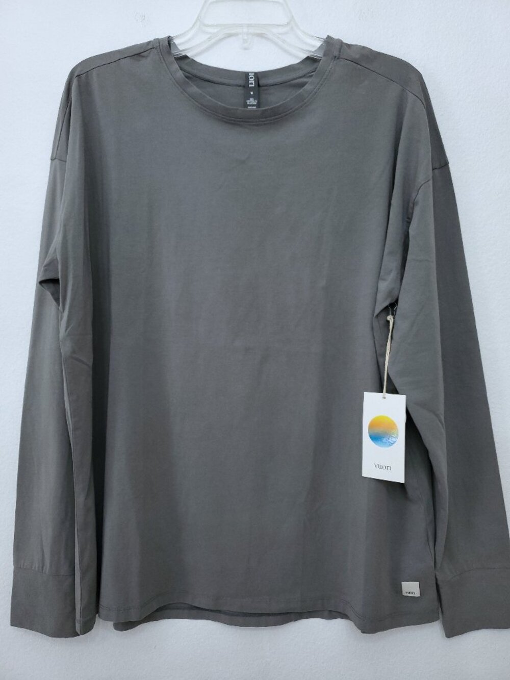 Vuori Long Sleeve Feather Tee in Stormy Grey Size Medium NWT